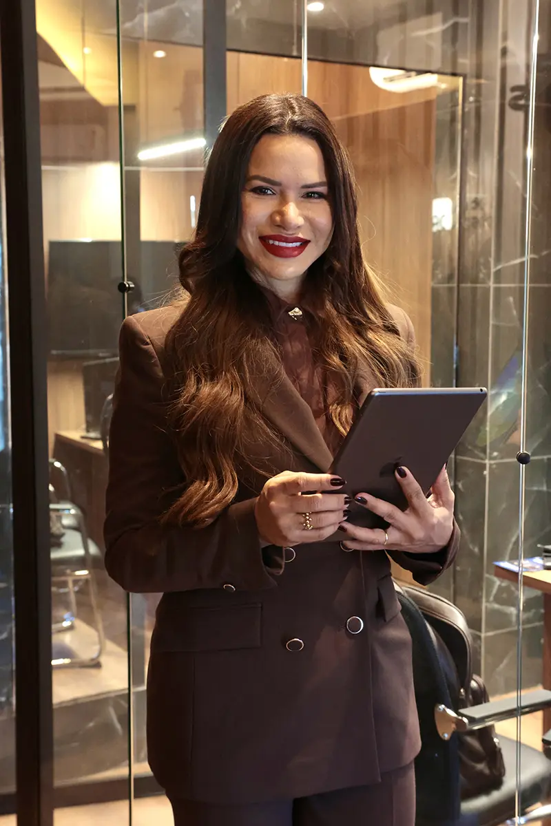 Dra. Nádia Côrtes, sócia-fundadora da Andrade e Côrtes Advogados
